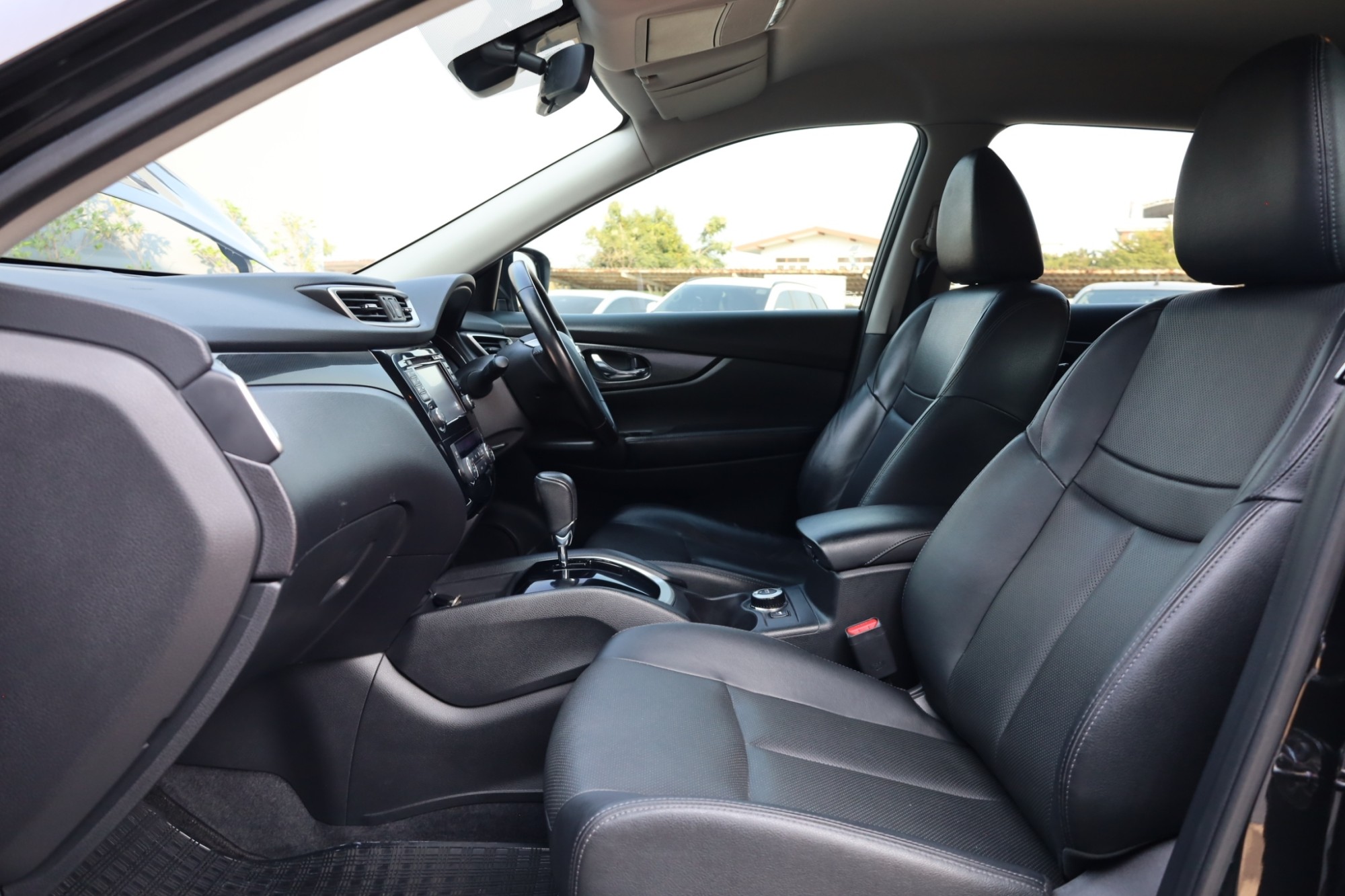 2018 NISSAN X-TRAIL HYBRID 2.0V 4WD auto ฟรีดาวน์ ไมล์แท้ 31,000 กม. (รูปที่ 4)