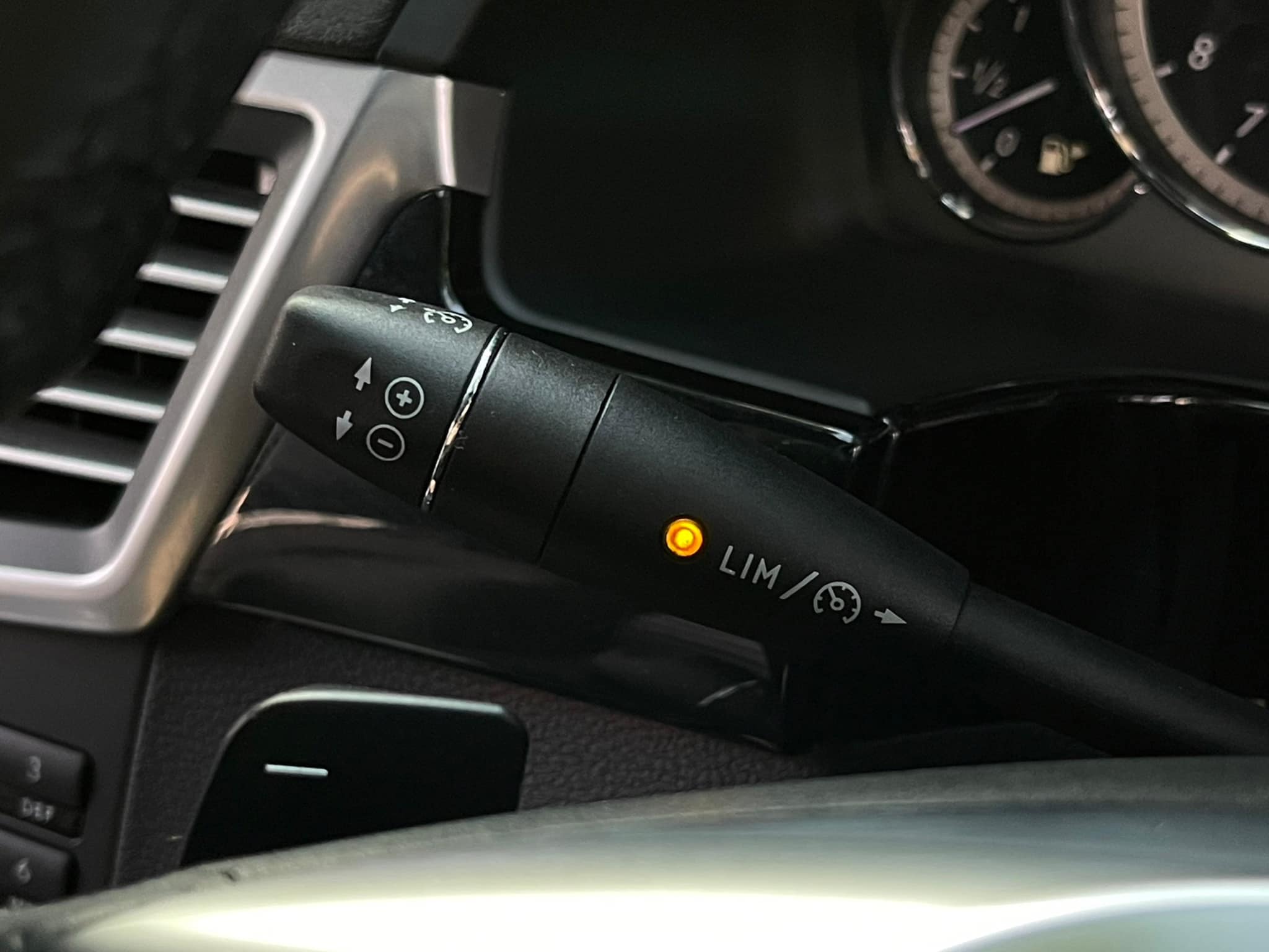 Mercedes Benz E250 AMG Avantgarde มือเดียวป้ายแดง ไม่สวยให้ตบเลย (รูปที่ 25)