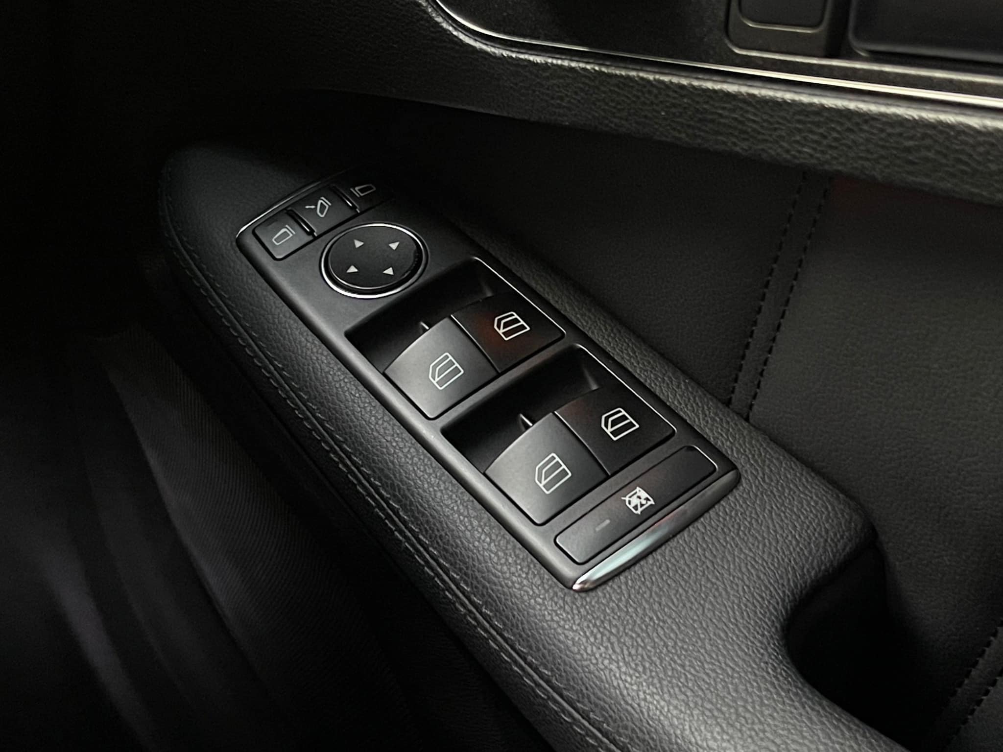 Mercedes Benz E250 AMG Avantgarde มือเดียวป้ายแดง ไม่สวยให้ตบเลย (รูปที่ 28)