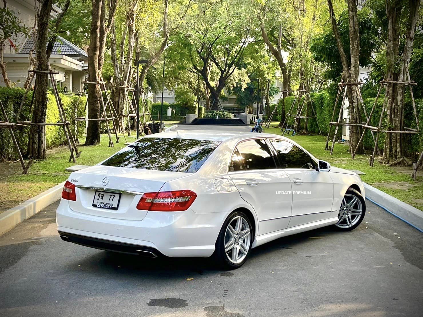 Mercedes Benz E250 AMG Avantgarde มือเดียวป้ายแดง ไม่สวยให้ตบเลย (รูปที่ 4)