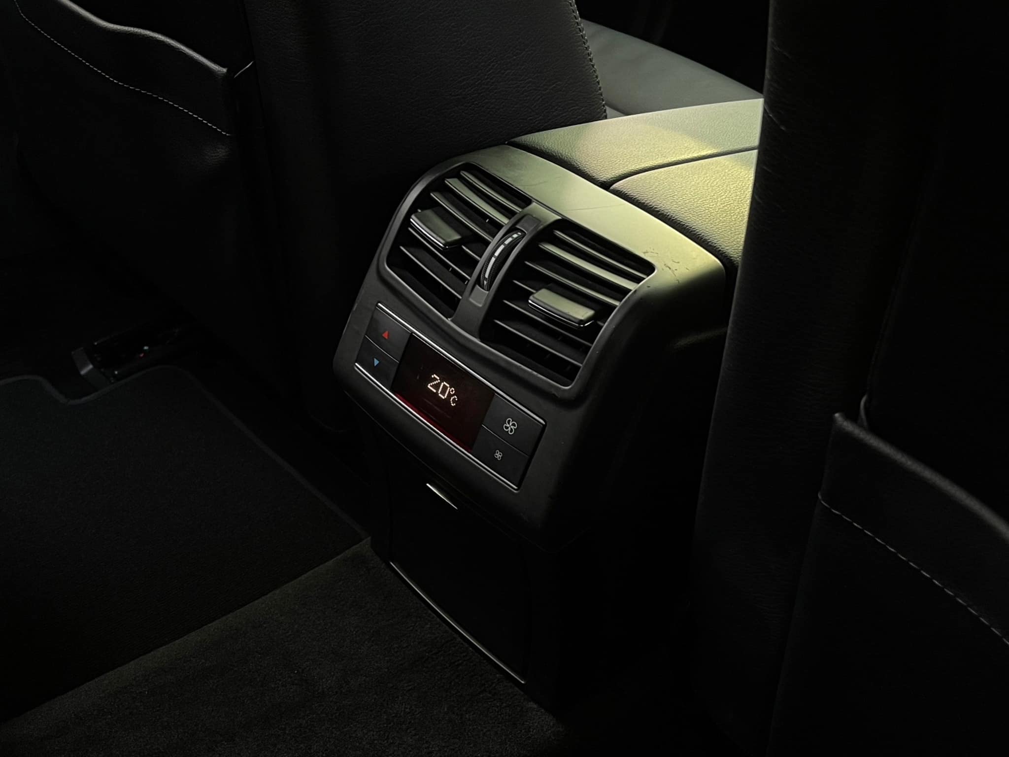 Mercedes Benz E250 AMG Avantgarde มือเดียวป้ายแดง ไม่สวยให้ตบเลย (รูปที่ 43)