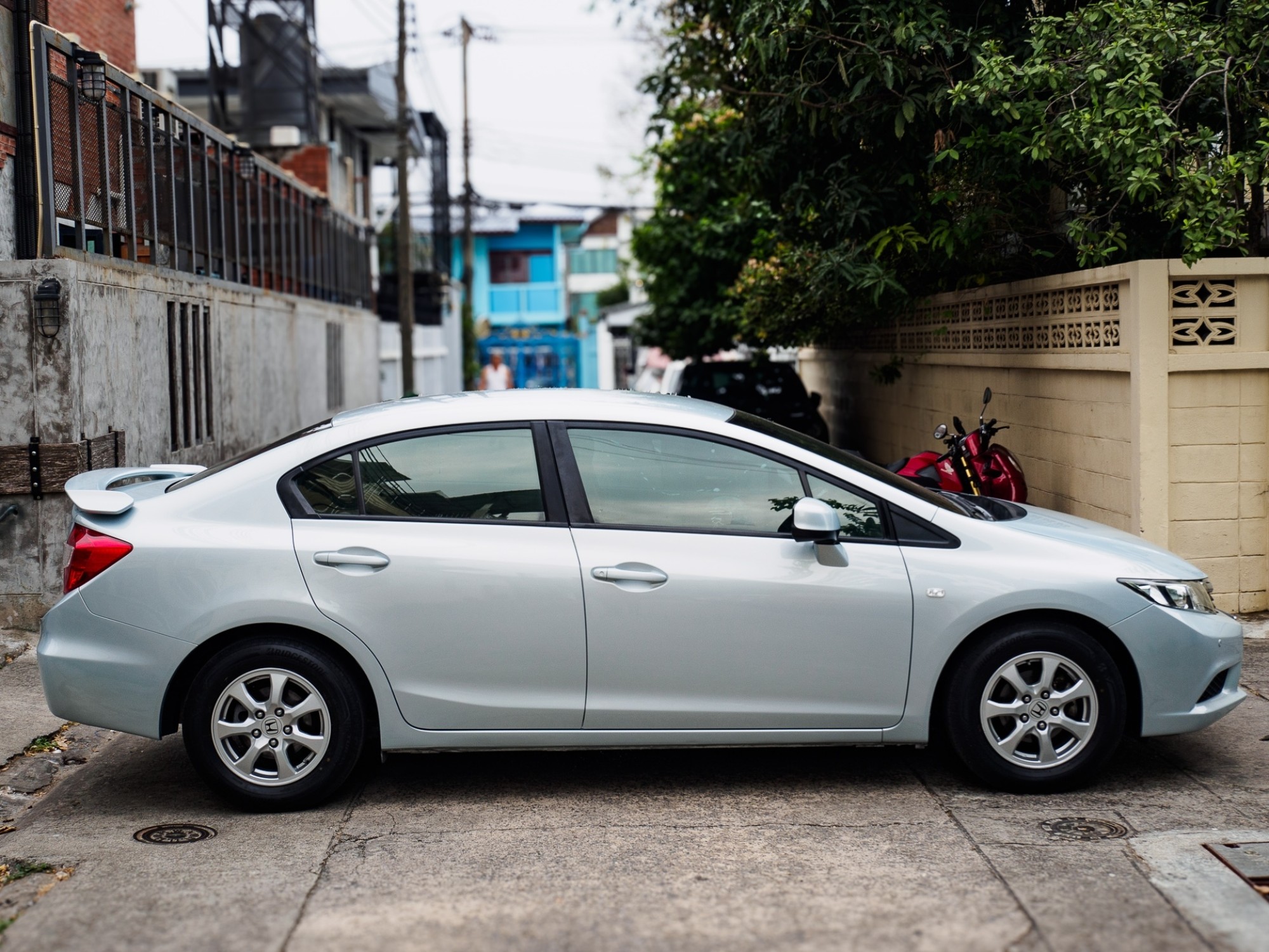 2013 Honda Civic FB สีเทา (รูปที่ 4)