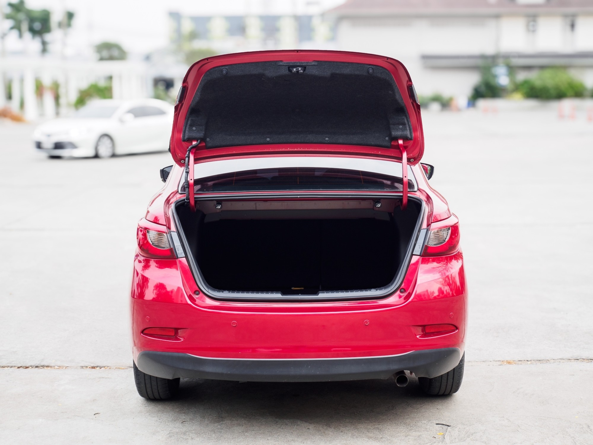 2017 Mazda 2 Sedan (4 ประตู) สีแดง