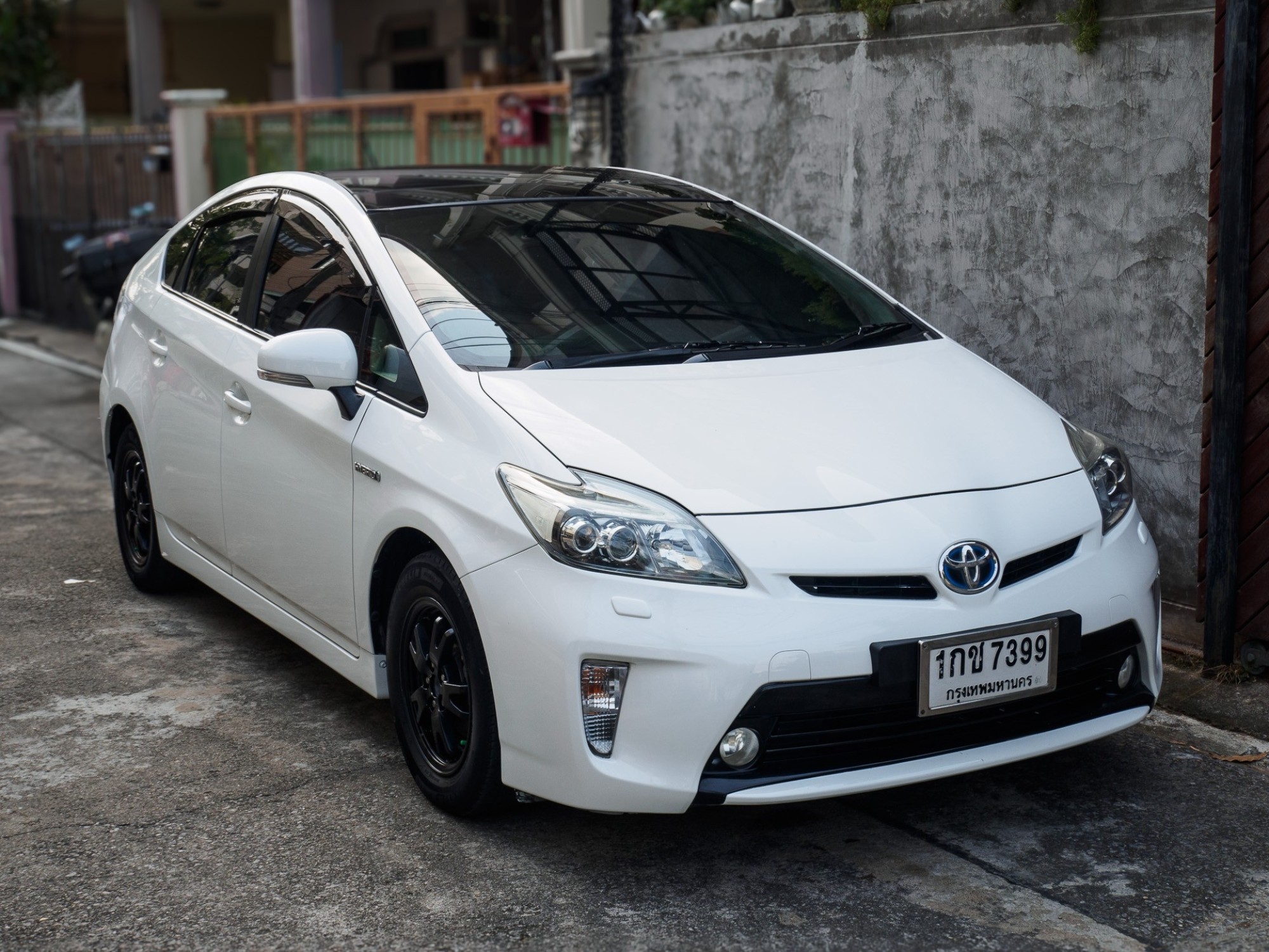 2012 Toyota Prius สีขาว (รูปที่ 2)