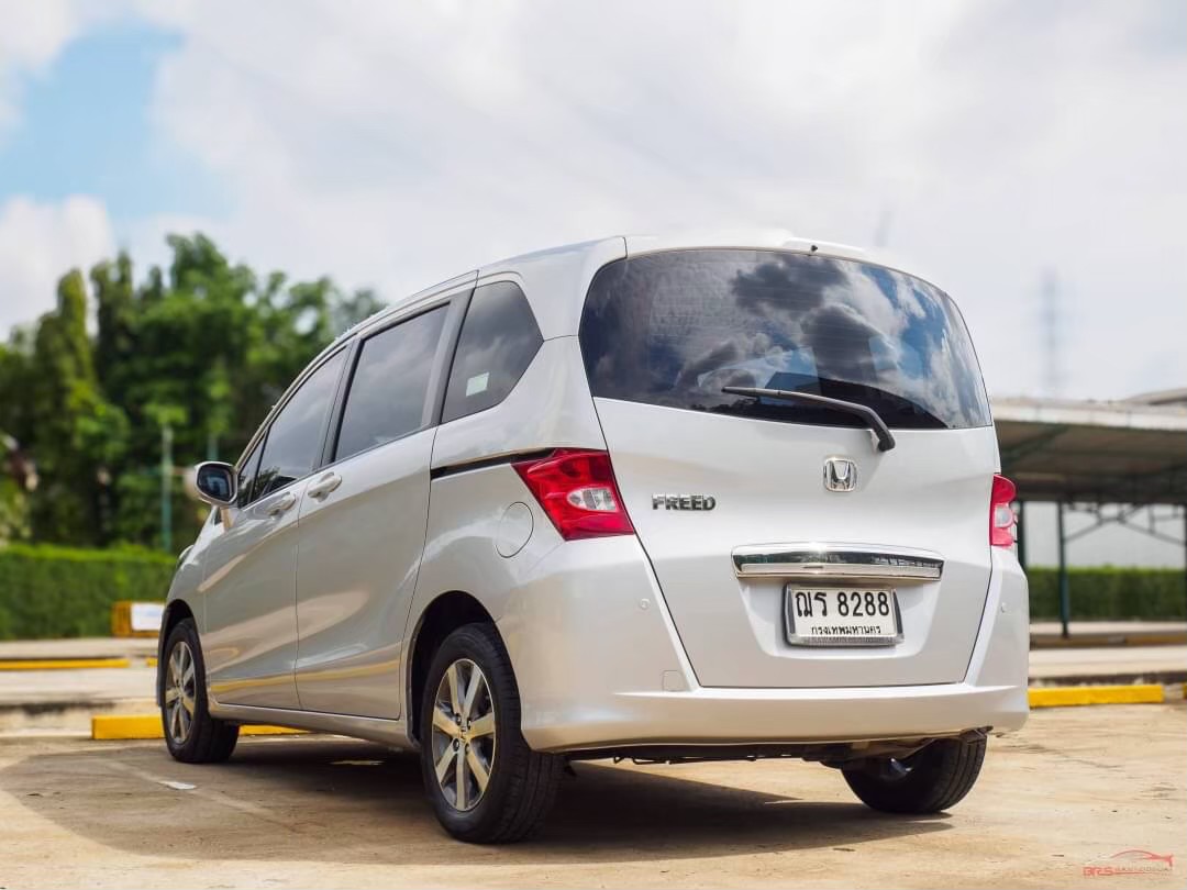 2010 Honda Freed สีเทา (รูปที่ 15)