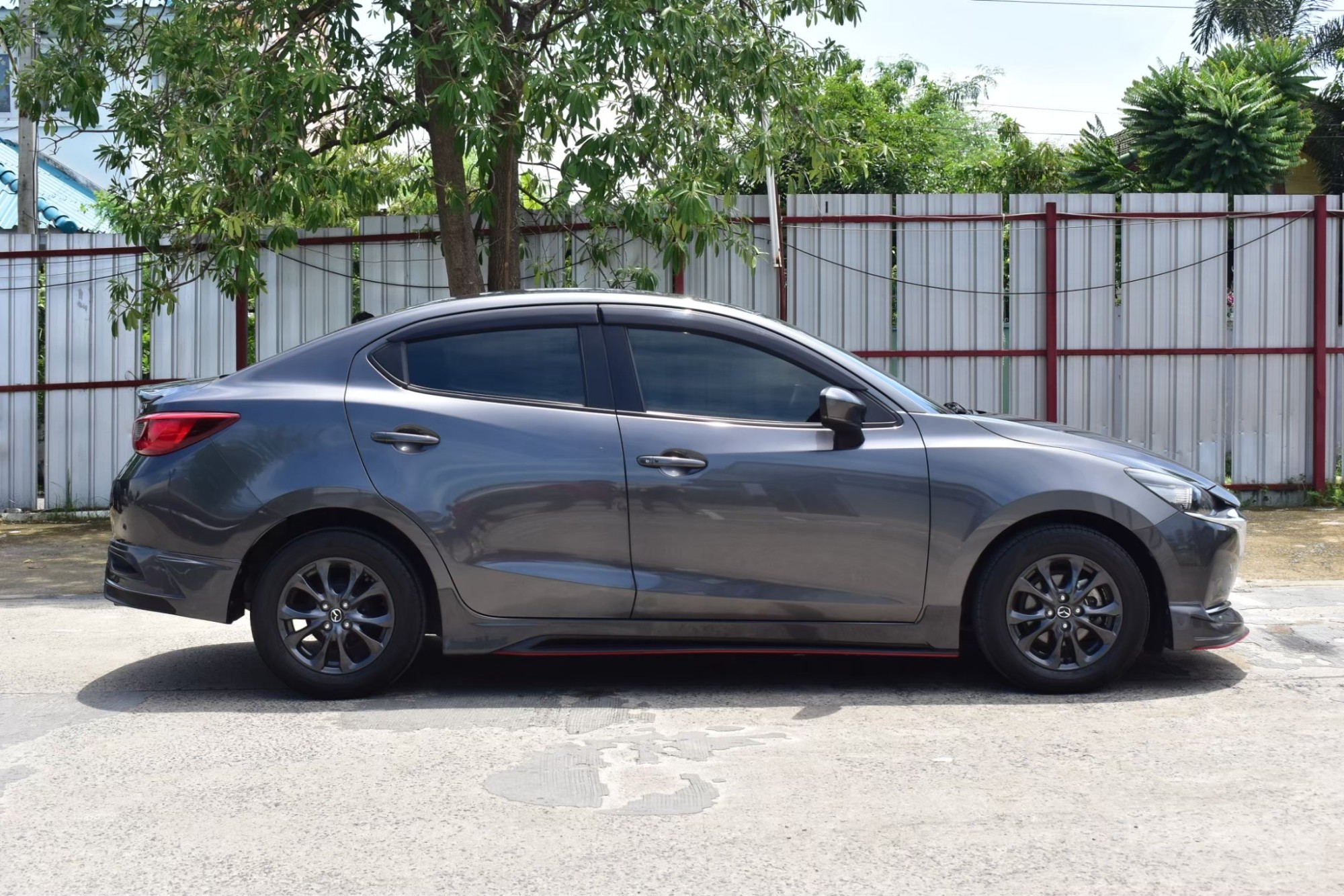 Mazda 2 1.3 S leather เครื่องยนต์เบนซิน เกียร์ออโต้ ปี2020 สีเทา ไมล์ 15,xxx Km. ฟรีดาวน์ (รูปที่ 3)