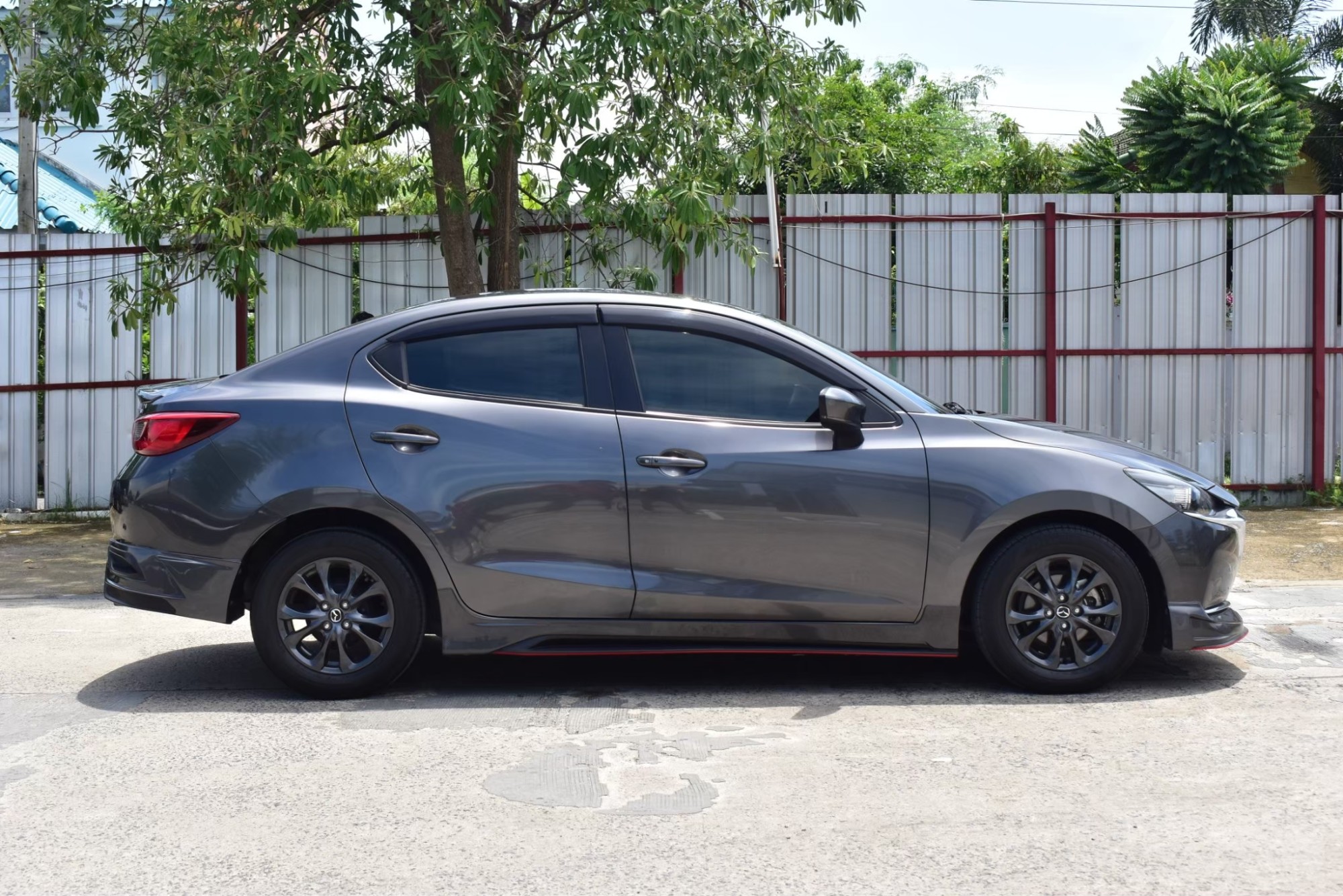 Mazda 2 1.3 S leather เครื่องยนต์เบนซิน เกียร์ออโต้ ปี2020 สีเทา ไมล์ 15,xxx Km. ฟรีดาวน์