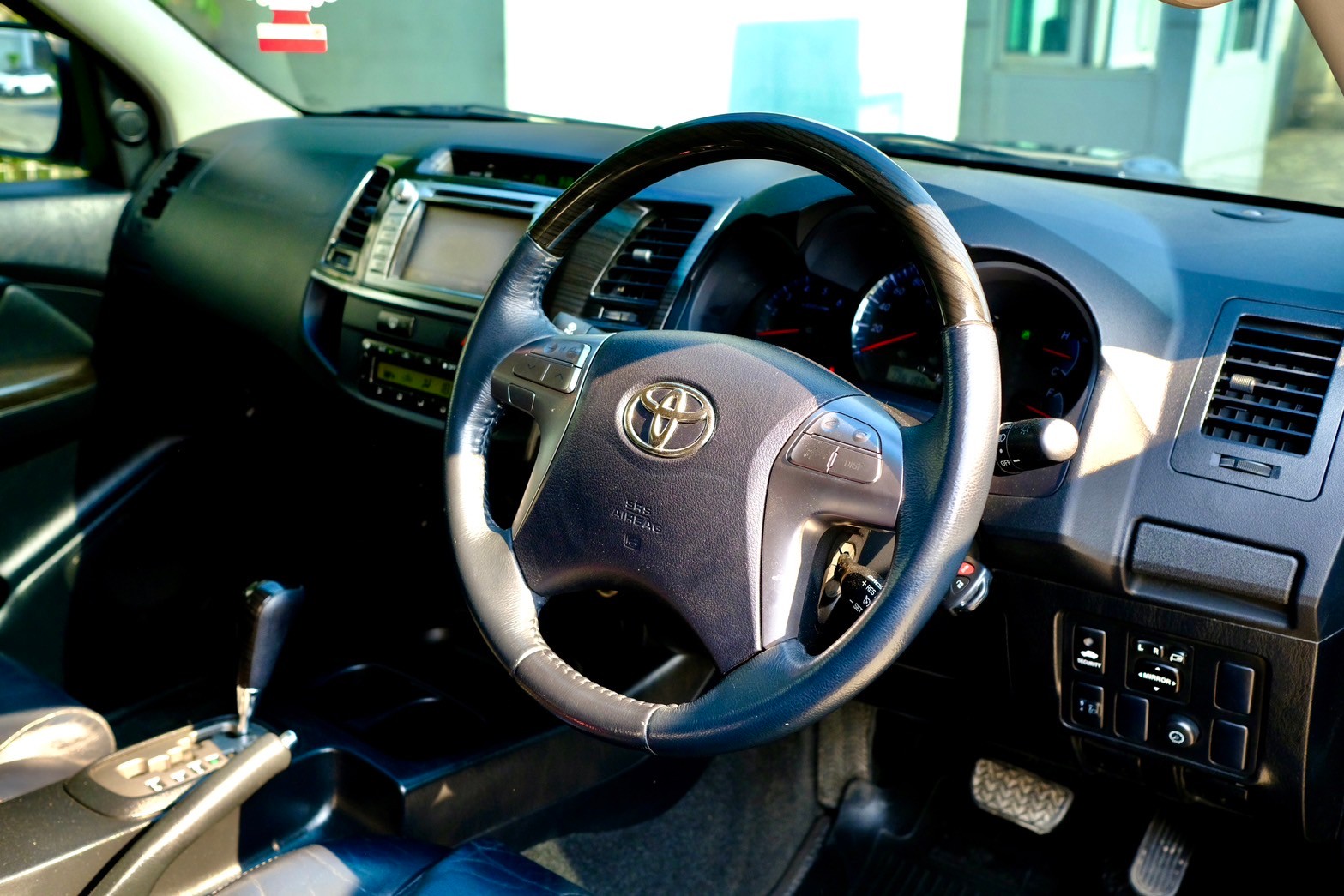 Toyota Fortuner 3.0V 2WD เครื่องยนต์: ดีเซล เกียร์:AT ปี: 2016 สี:ดำ ไมล์:13x,xxx km. (รูปที่ 7)