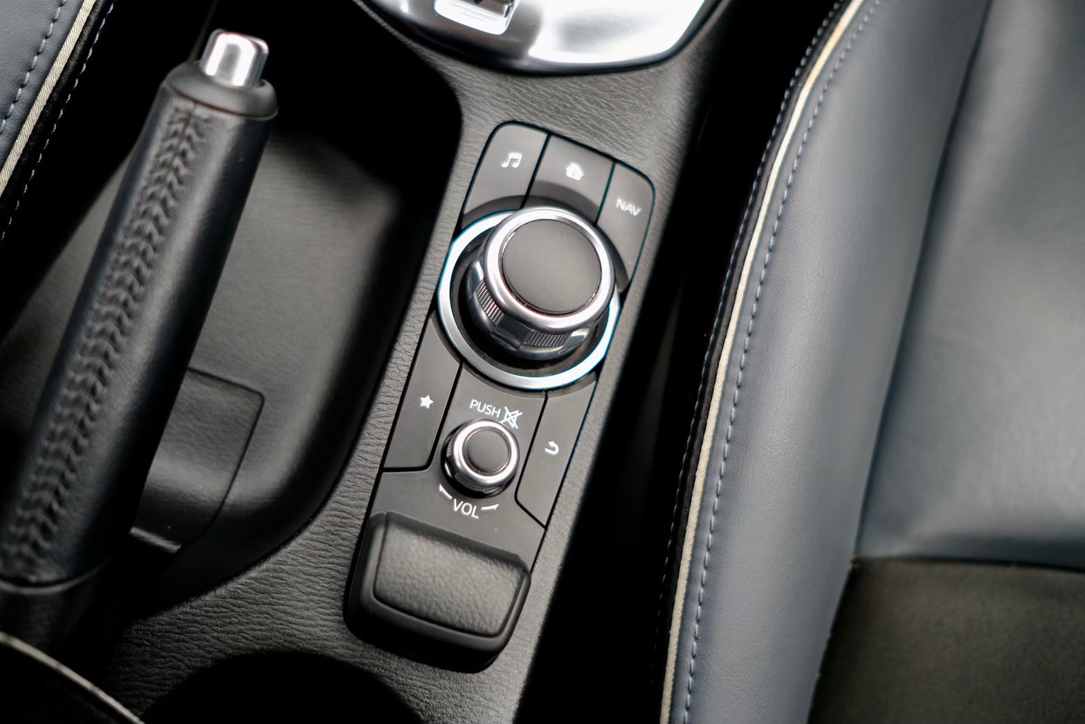 Mazda 2 1.3 S leather เครื่องยนต์: เบนซิน เกียร์: ออโต้ ปี: 2020 สี: เทา ไมล์ 15,xxx Km. (รูปที่ 13)