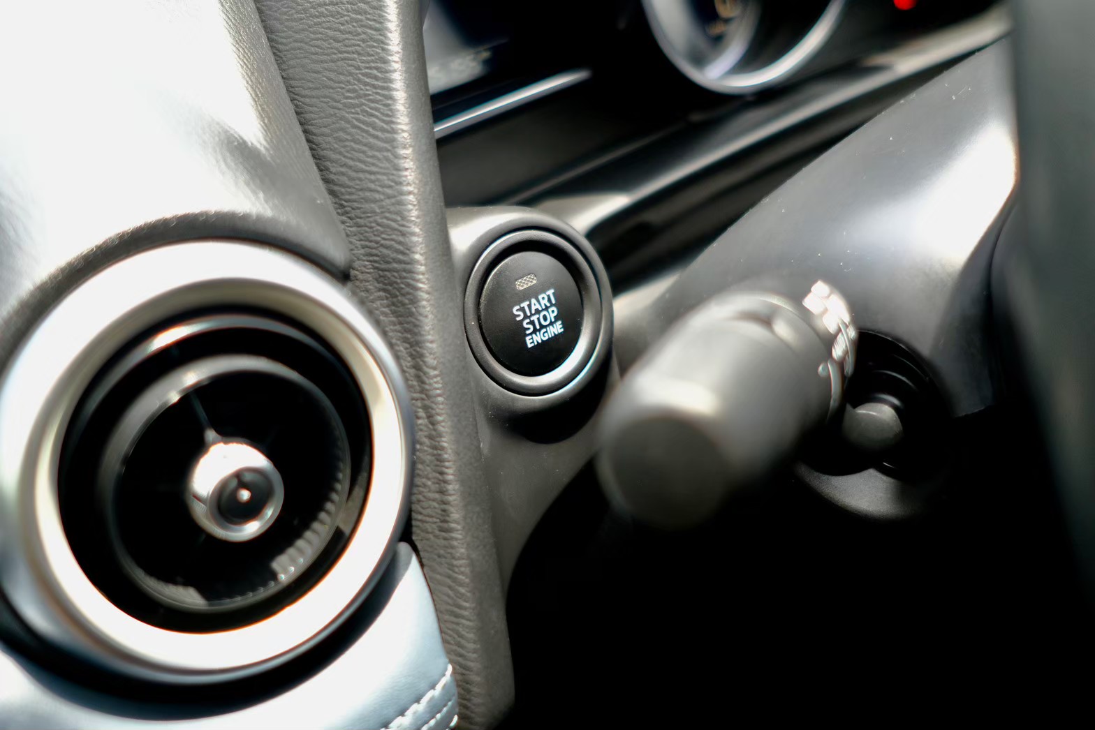 Mazda 2 1.3 S leather เครื่องยนต์: เบนซิน เกียร์: ออโต้ ปี: 2020 สี: เทา ไมล์ 15,xxx Km. (รูปที่ 16)