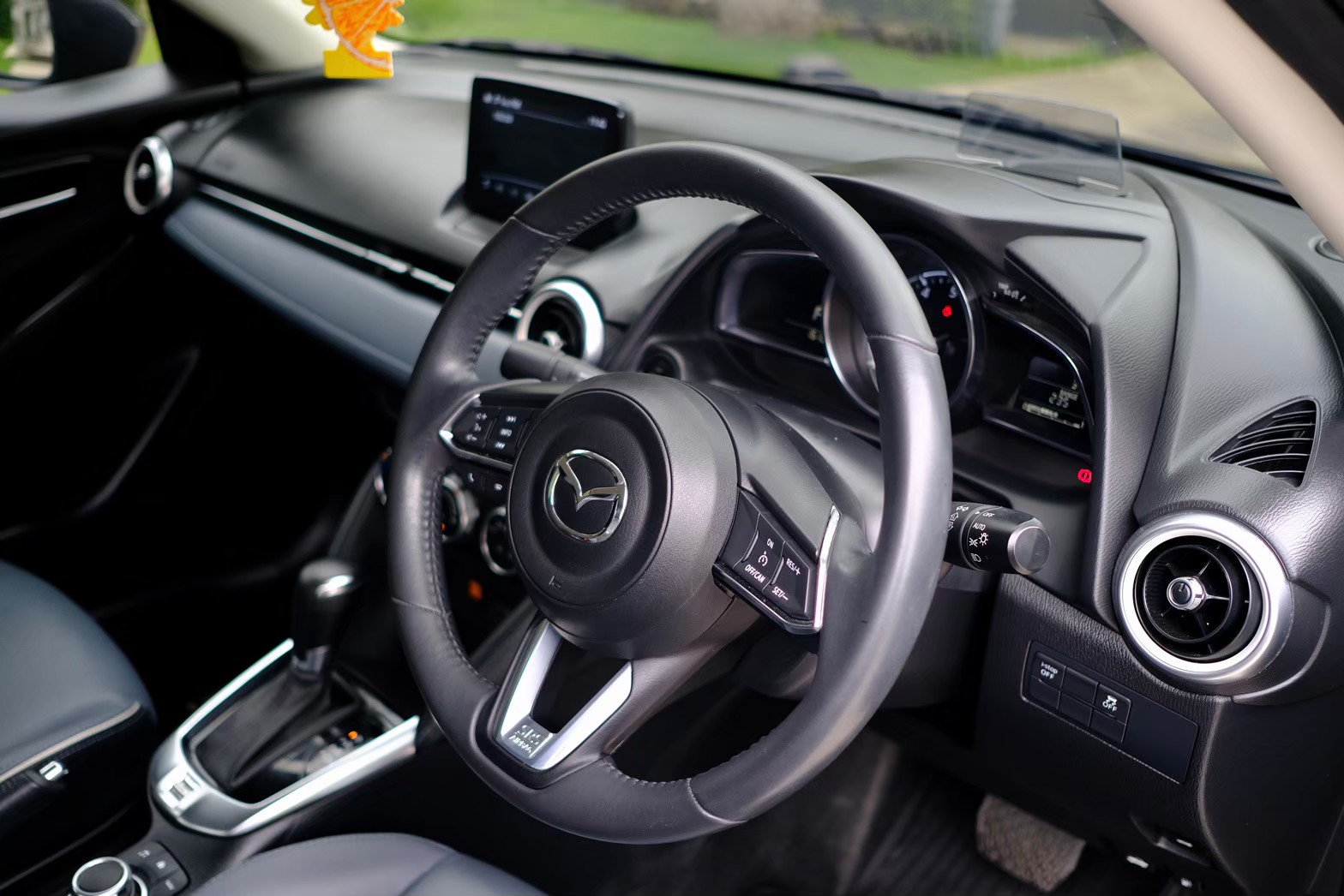 Mazda 2 1.3 S leather เครื่องยนต์: เบนซิน เกียร์: ออโต้ ปี: 2020 สี: เทา ไมล์ 15,xxx Km.