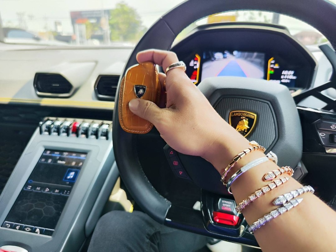 2022 Lamborghini Huracan Evo Spyder สีแดง (รูปที่ 6)