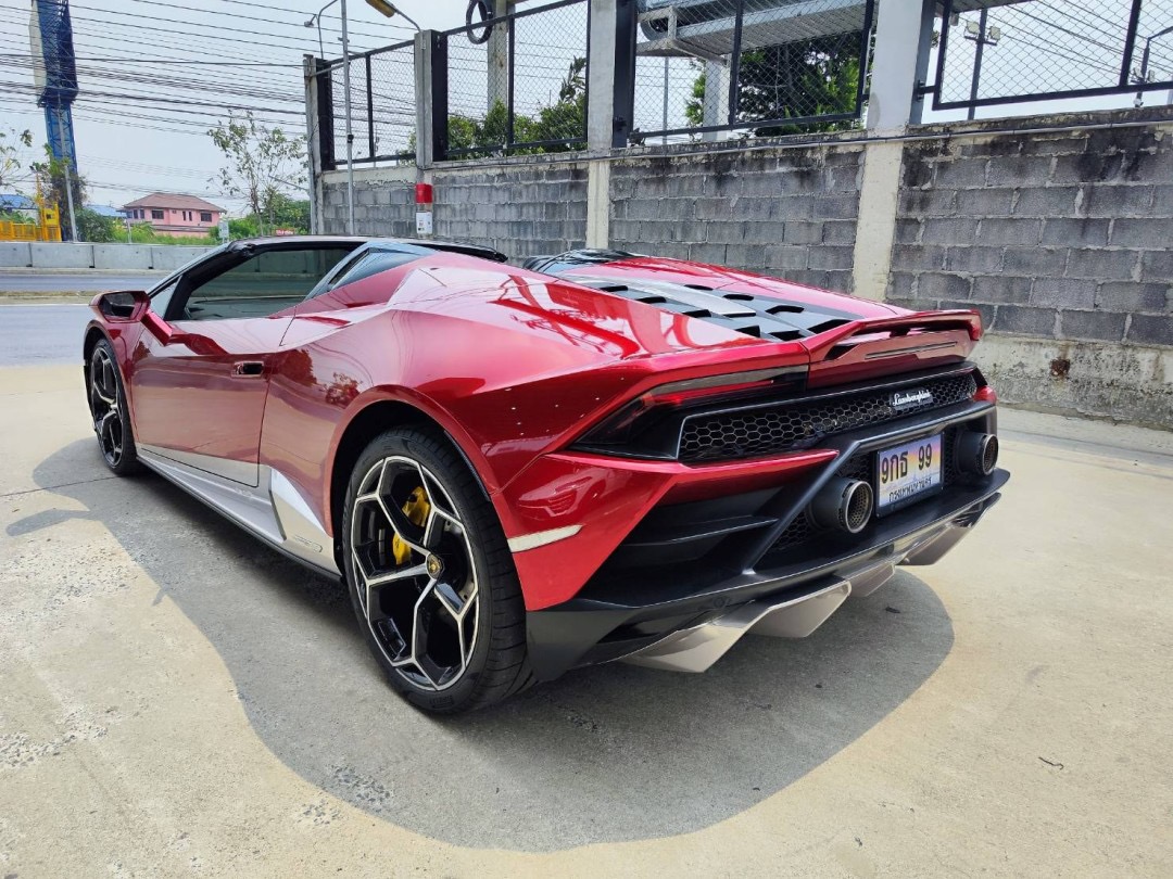 2022 Lamborghini Huracan Evo Spyder สีแดง (รูปที่ 15)