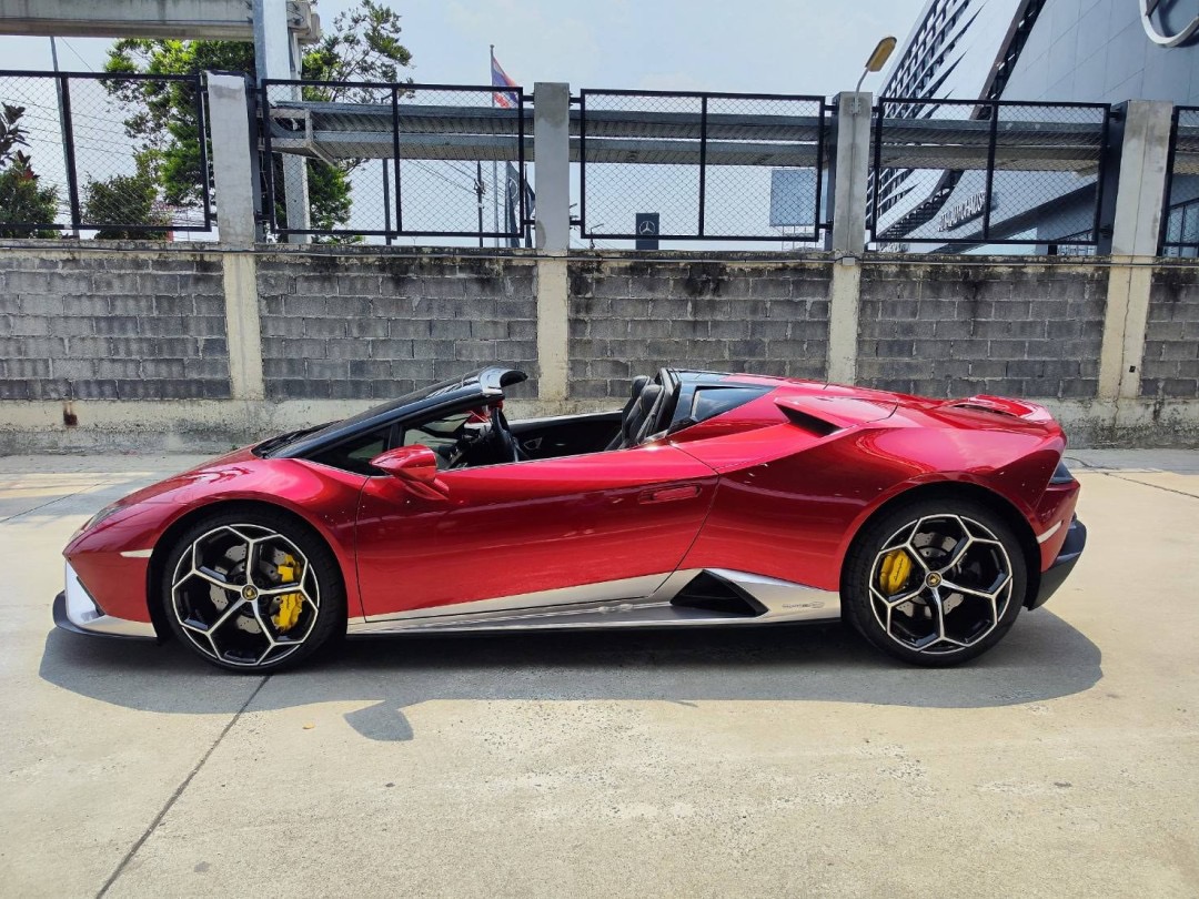 2022 Lamborghini Huracan Evo Spyder สีแดง (รูปที่ 16)