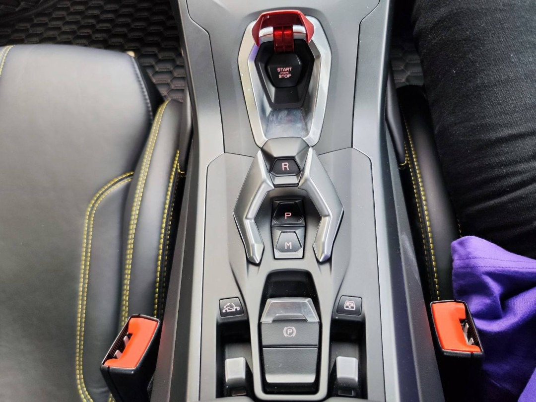 2022 Lamborghini Huracan Evo Spyder สีแดง (รูปที่ 10)