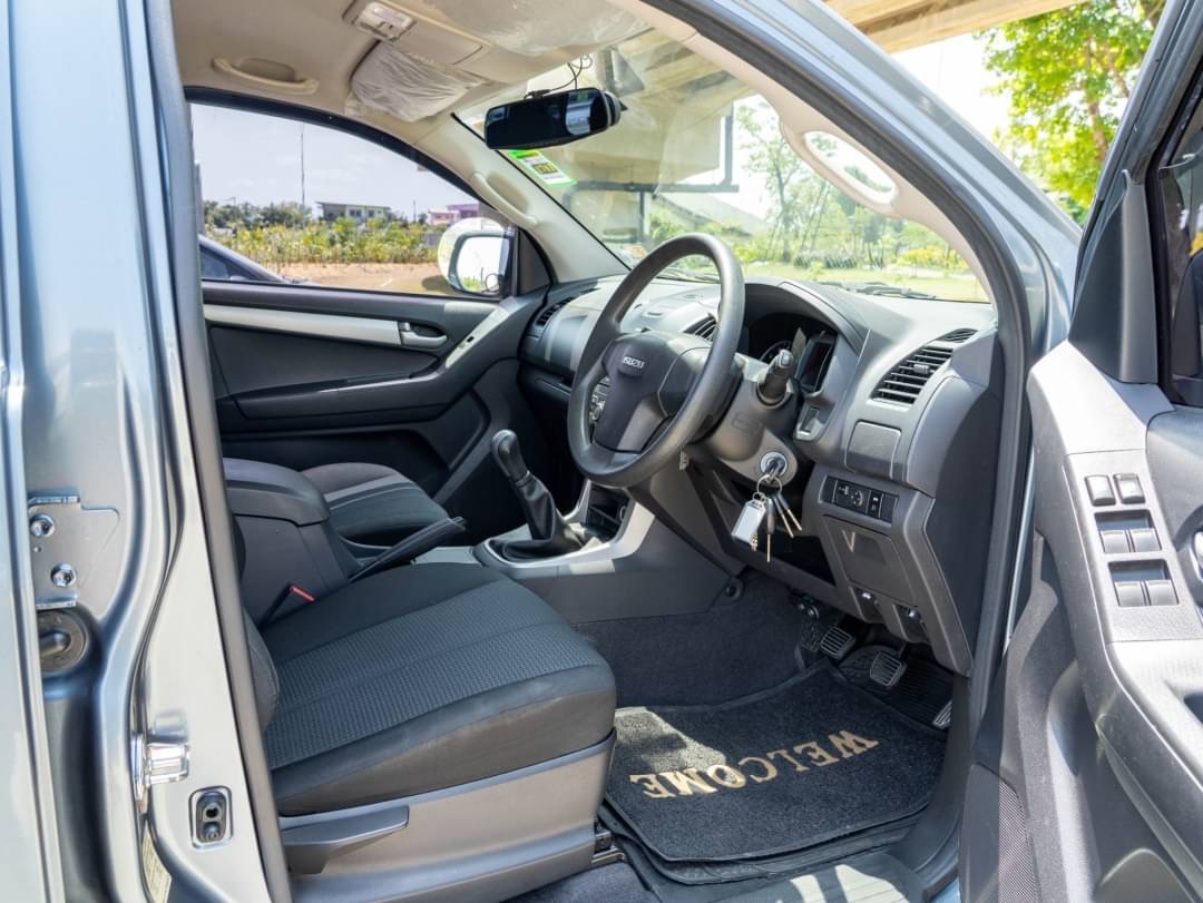 2013 Isuzu D-Max Cab4 สีเทา (รูปที่ 11)