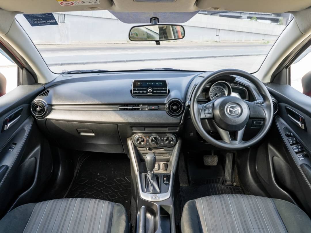 2016 Mazda 2 Sedan (4 ประตู) สีแดง (รูปที่ 12)