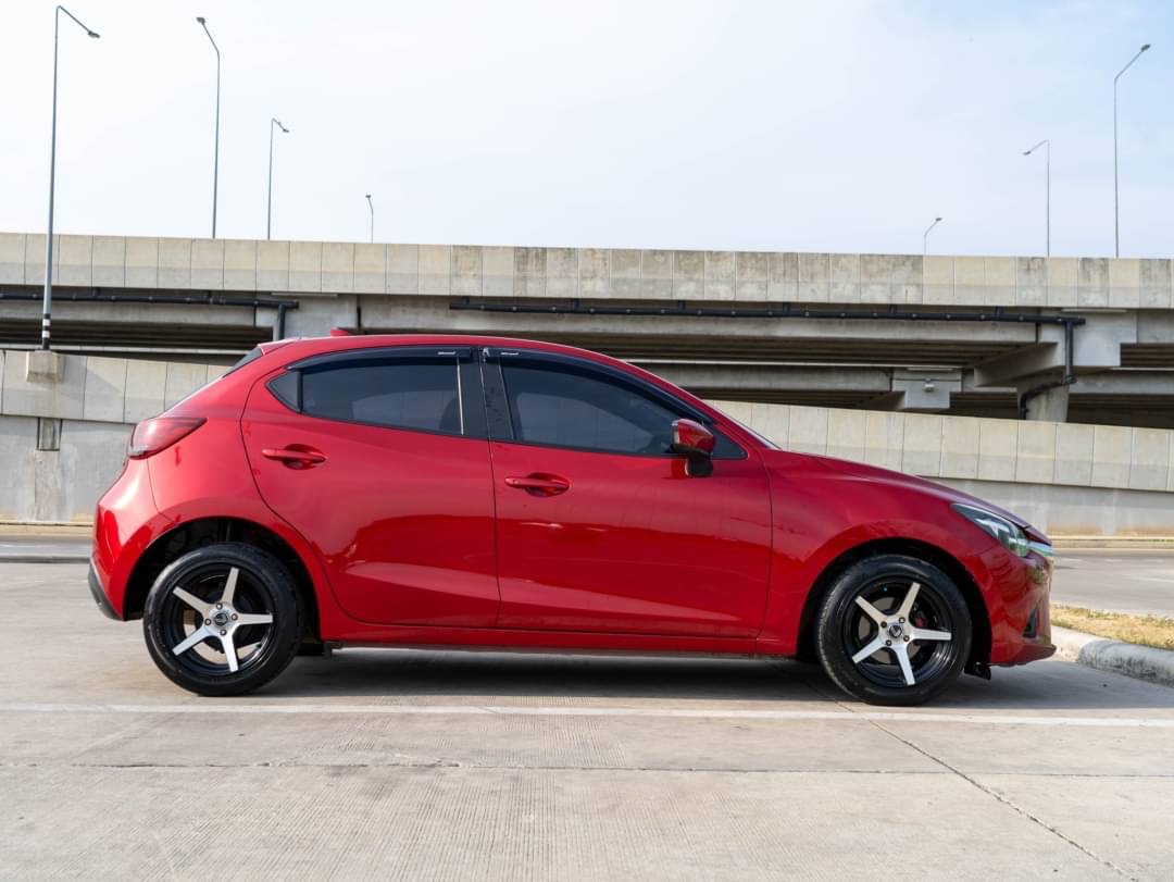 2016 Mazda 2 Sedan (4 ประตู) สีแดง (รูปที่ 4)