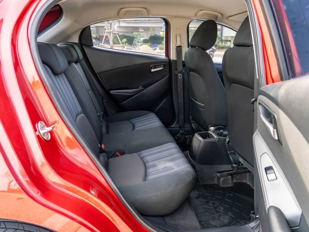 2016 Mazda 2 Sedan (4 ประตู) สีแดง (รูปที่ 11)