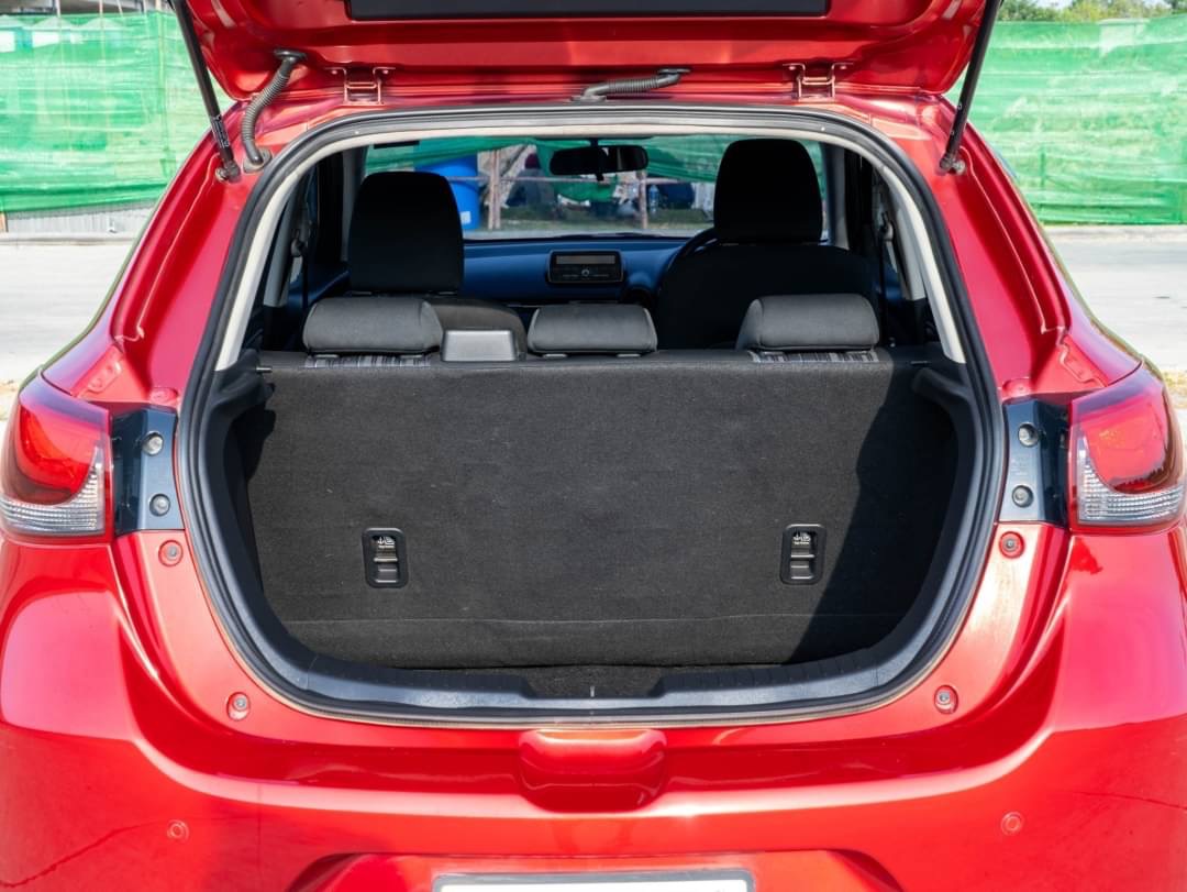 2016 Mazda 2 Sedan (4 ประตู) สีแดง (รูปที่ 13)