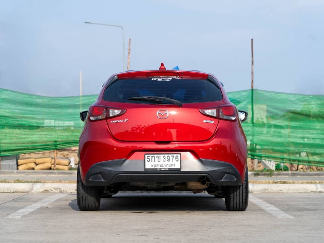 2016 Mazda 2 Sedan (4 ประตู) สีแดง (รูปที่ 2)