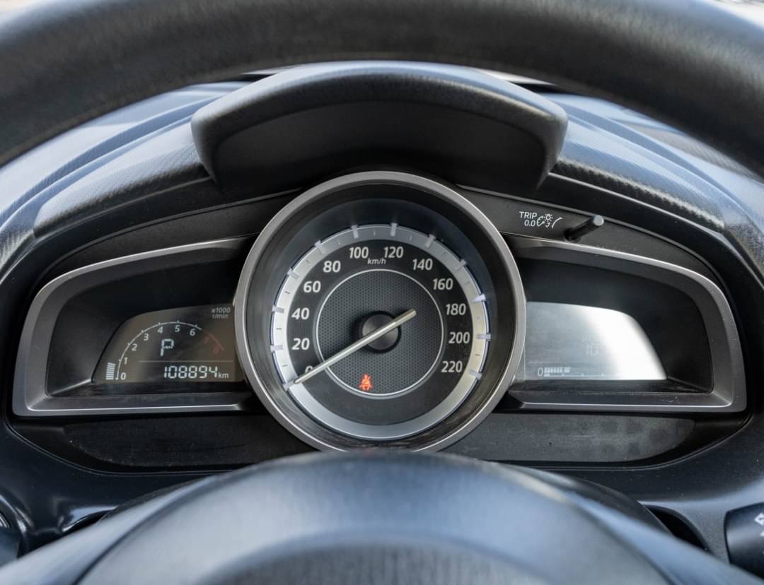 2016 Mazda 2 Sedan (4 ประตู) สีแดง (รูปที่ 5)