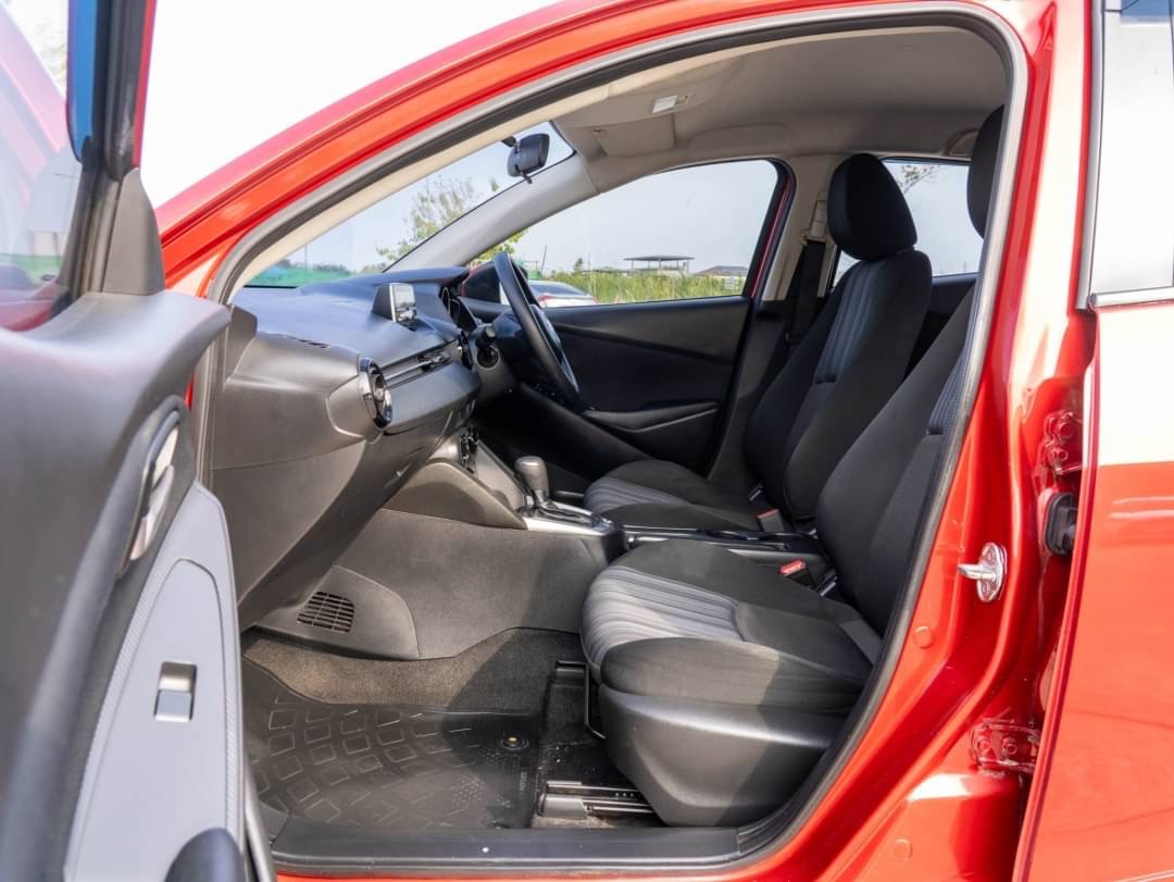 2016 Mazda 2 Sedan (4 ประตู) สีแดง