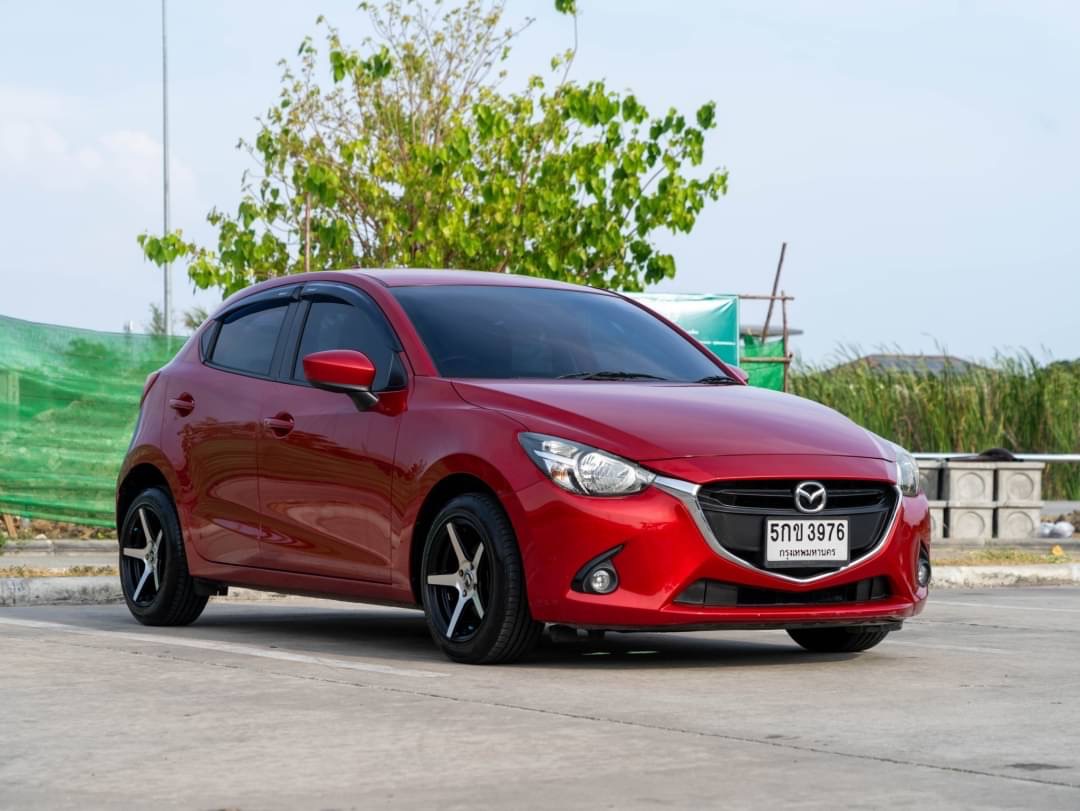 2016 Mazda 2 Sedan (4 ประตู) สีแดง