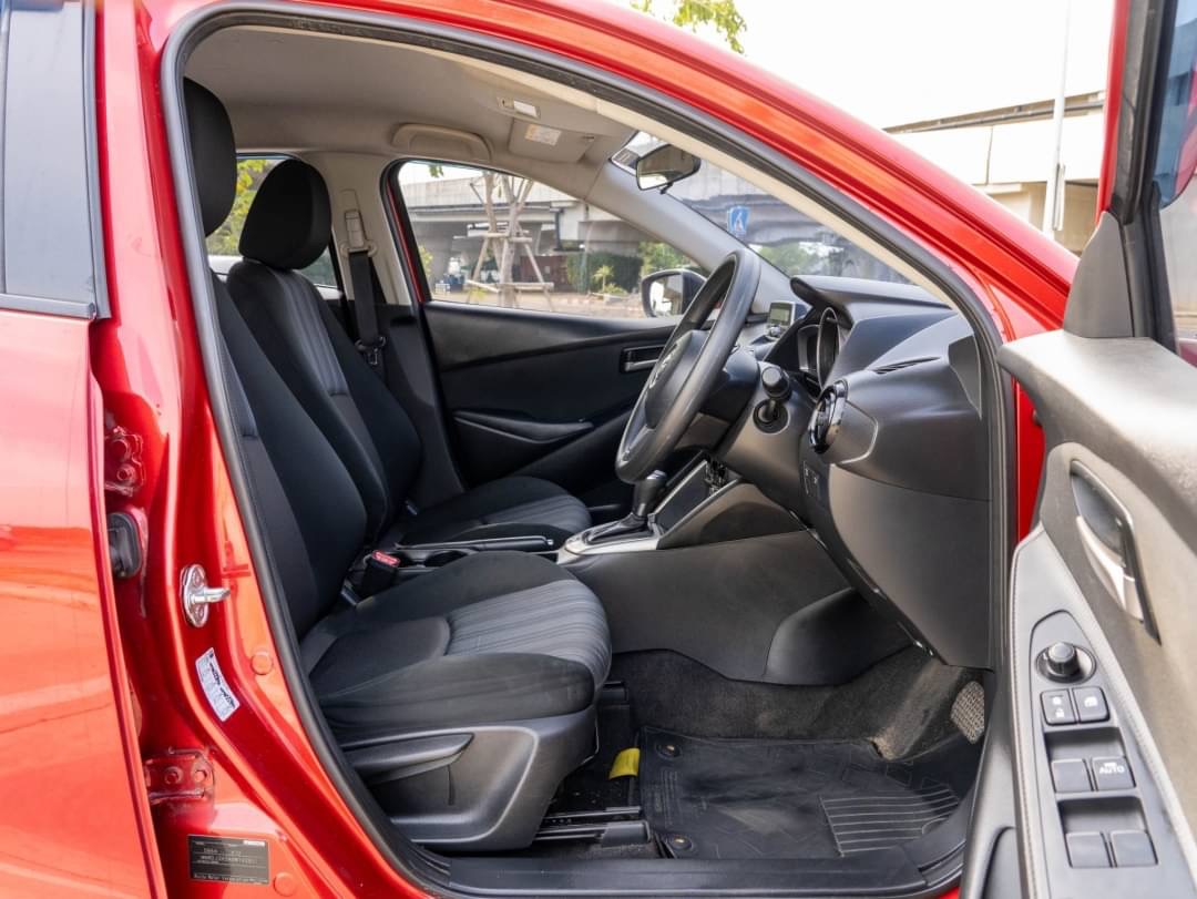 2016 Mazda 2 Sedan (4 ประตู) สีแดง