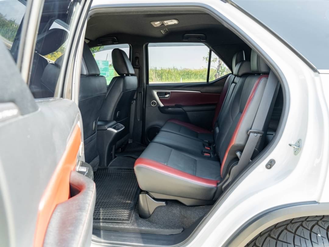 2023 Toyota Fortuner สีขาว (รูปที่ 8)