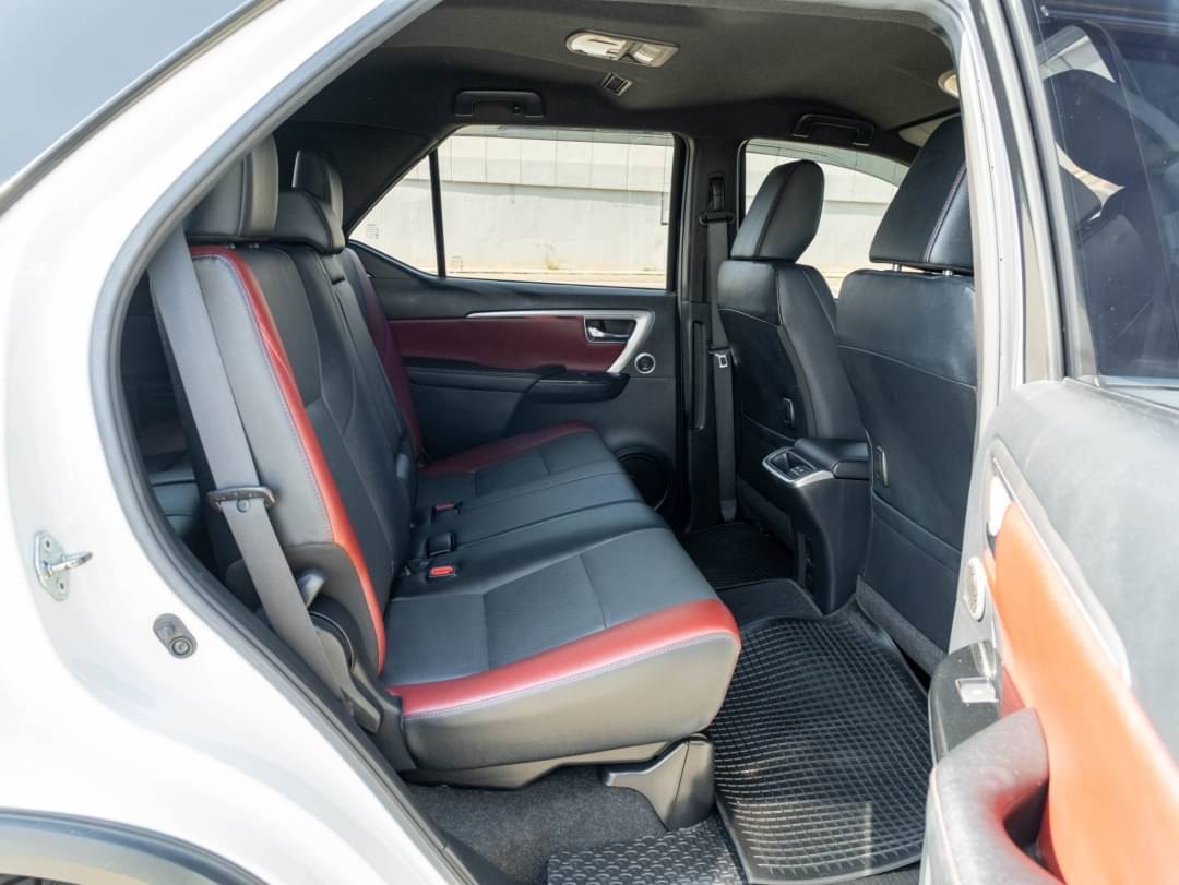 2023 Toyota Fortuner สีขาว (รูปที่ 7)