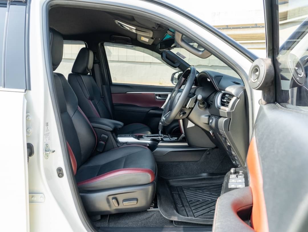 2023 Toyota Fortuner สีขาว (รูปที่ 10)