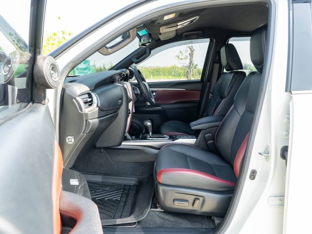 2023 Toyota Fortuner สีขาว (รูปที่ 9)