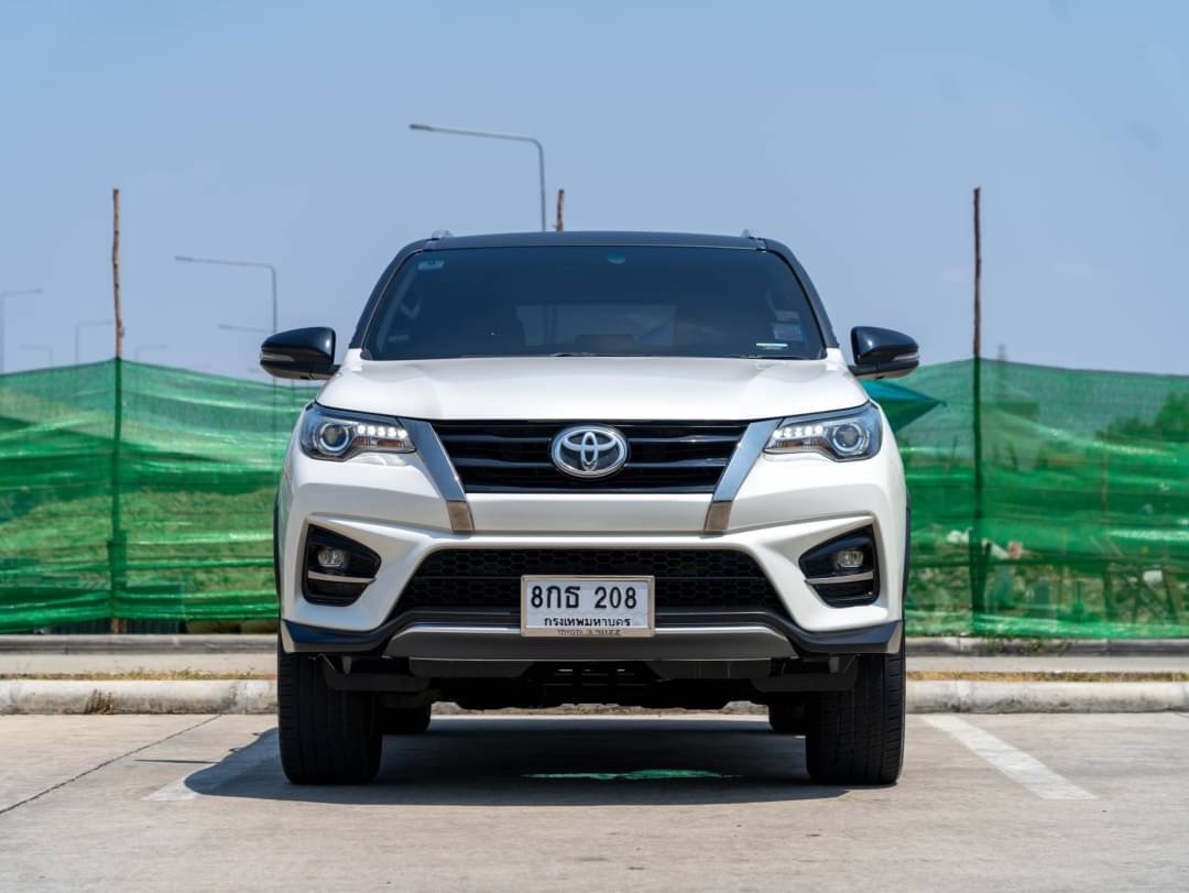 2019 Toyota Fortuner สีขาว (รูปที่ 2)