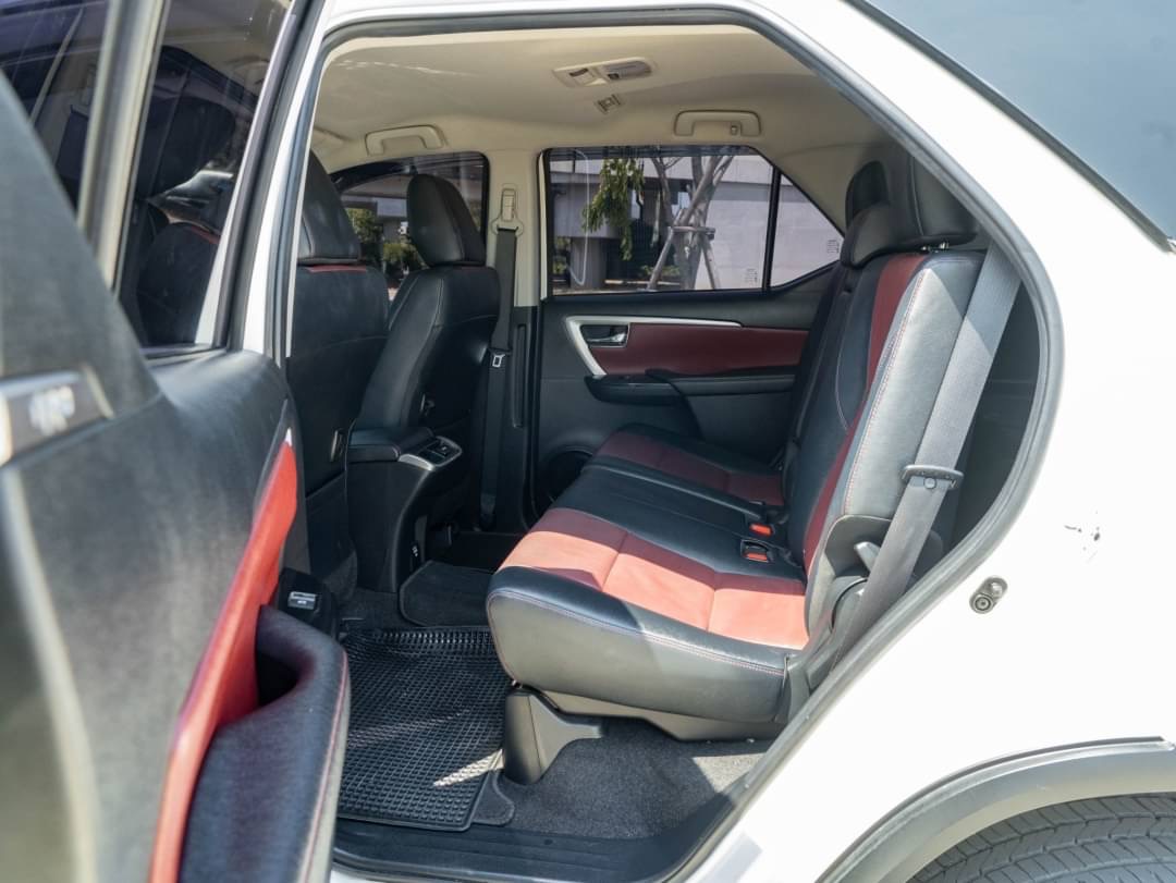 2019 Toyota Fortuner สีขาว (รูปที่ 8)