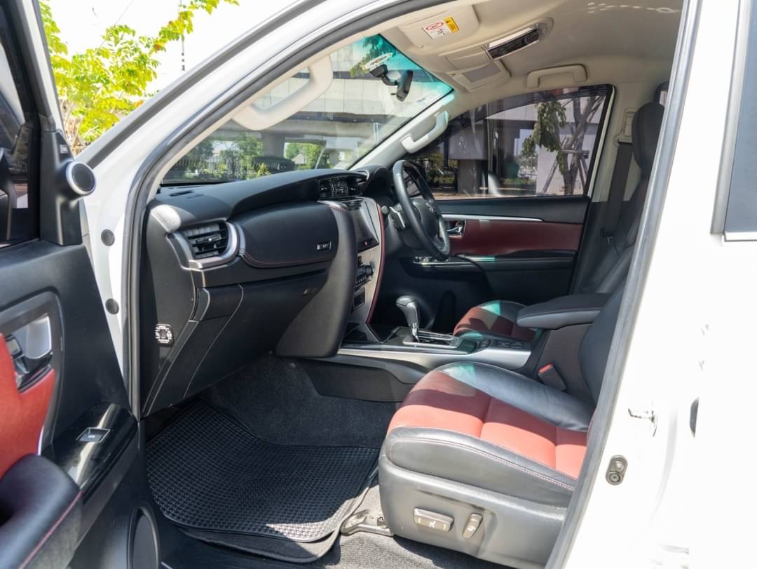 2019 Toyota Fortuner สีขาว (รูปที่ 10)