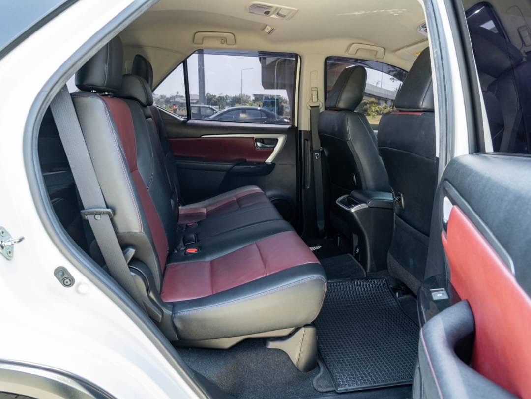 2019 Toyota Fortuner สีขาว (รูปที่ 7)
