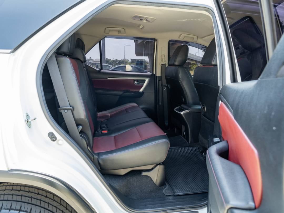 2019 Toyota Fortuner สีขาว (รูปที่ 12)