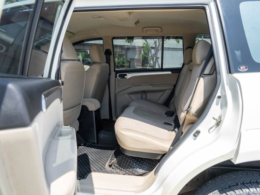 2012 Mitsubishi Pajero Sport สีขาว (รูปที่ 2)
