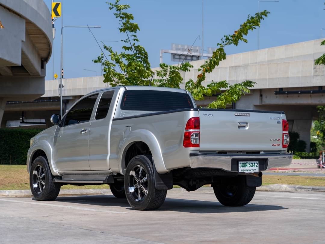 2014 Toyota Hilux Revo Prerunner สีเงิน (รูปที่ 4)