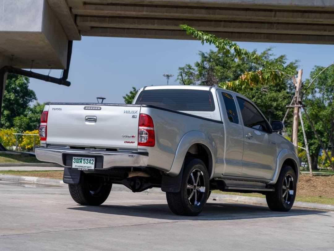 2014 Toyota Hilux Revo Prerunner สีเงิน (รูปที่ 3)