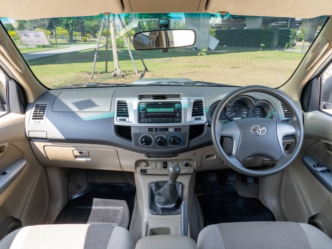 2014 Toyota Hilux Revo Prerunner สีเงิน (รูปที่ 12)