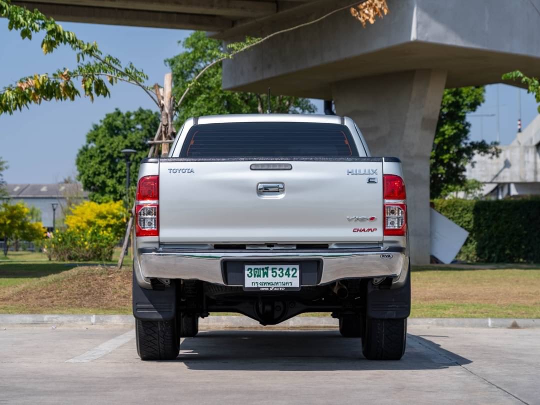 2014 Toyota Hilux Revo Prerunner สีเงิน (รูปที่ 9)