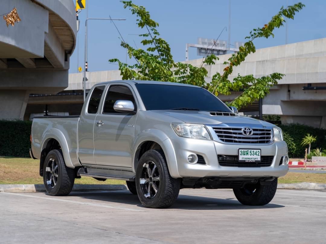2014 Toyota Hilux Revo Prerunner สีเงิน (รูปที่ 2)