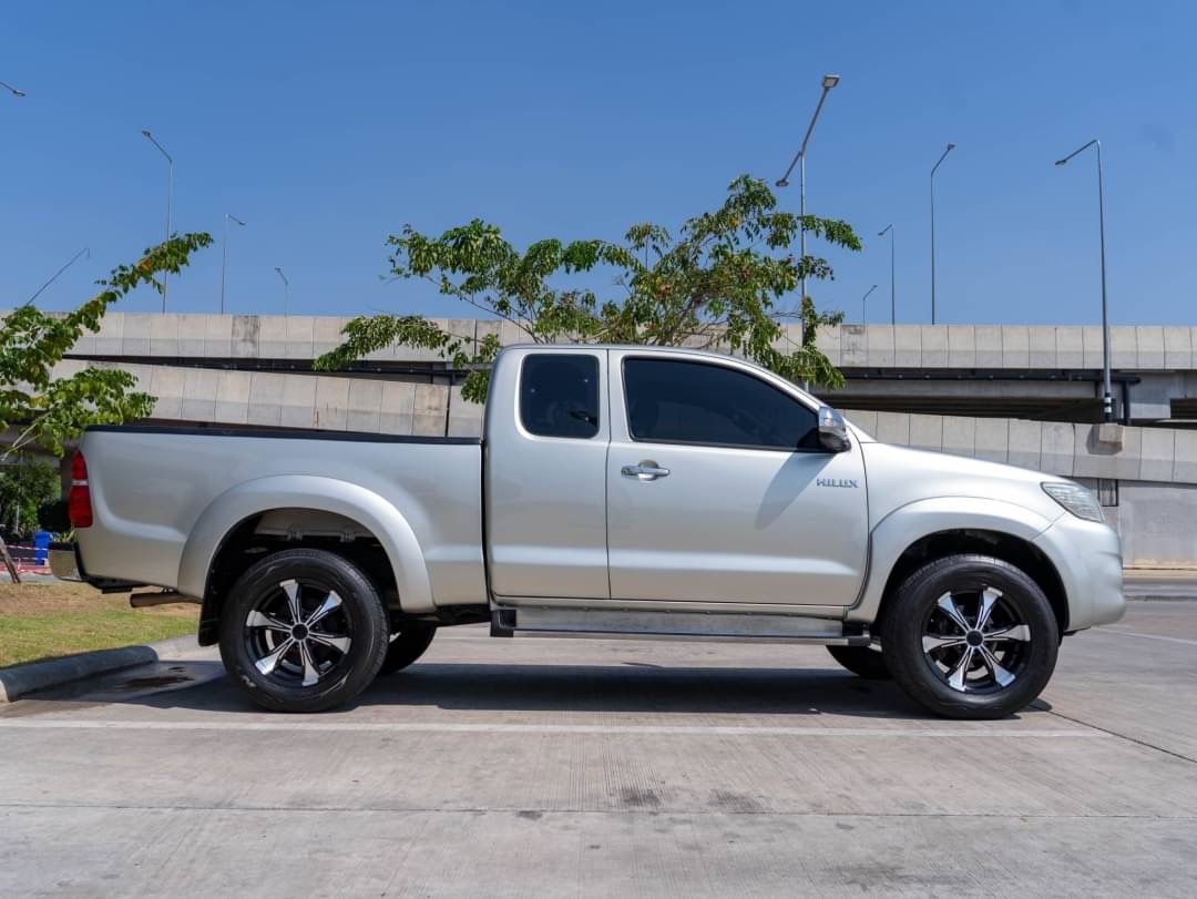 2014 Toyota Hilux Revo Prerunner สีเงิน (รูปที่ 8)