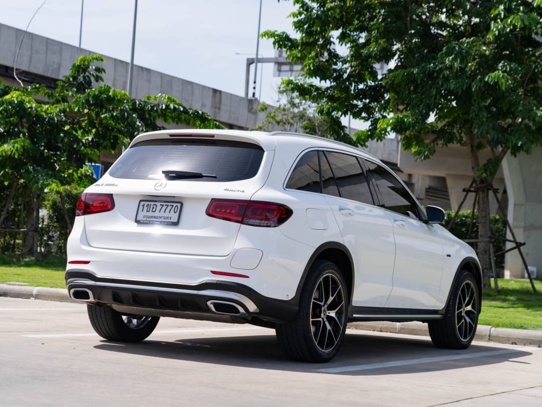 2020 Mercedes-Benz GLC-Class GLC Coupe GLC 300 e 4MATIC Coupe AMG สีขาว (รูปที่ 3)