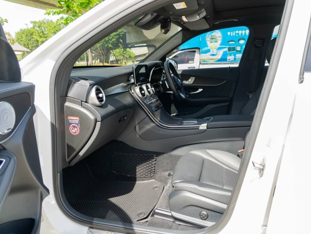 2020 Mercedes-Benz GLC-Class GLC Coupe GLC 300 e 4MATIC Coupe AMG สีขาว (รูปที่ 5)