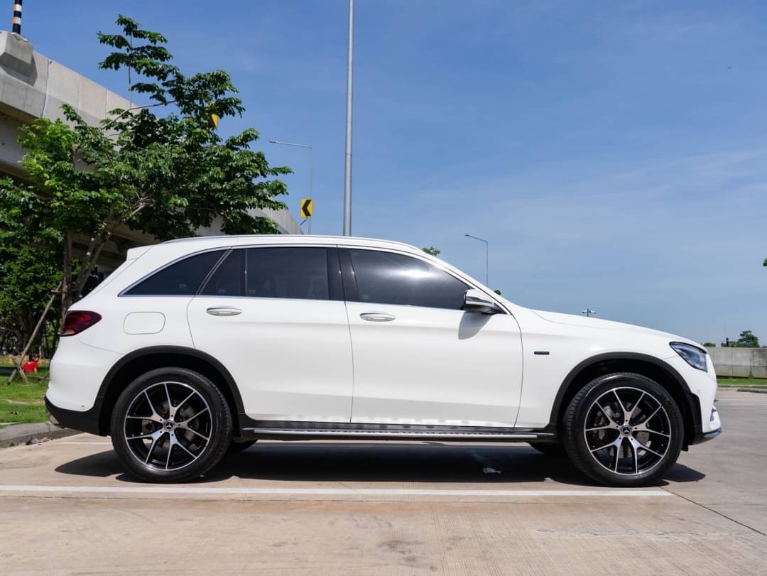 2020 Mercedes-Benz GLC-Class GLC Coupe GLC 300 e 4MATIC Coupe AMG สีขาว (รูปที่ 6)