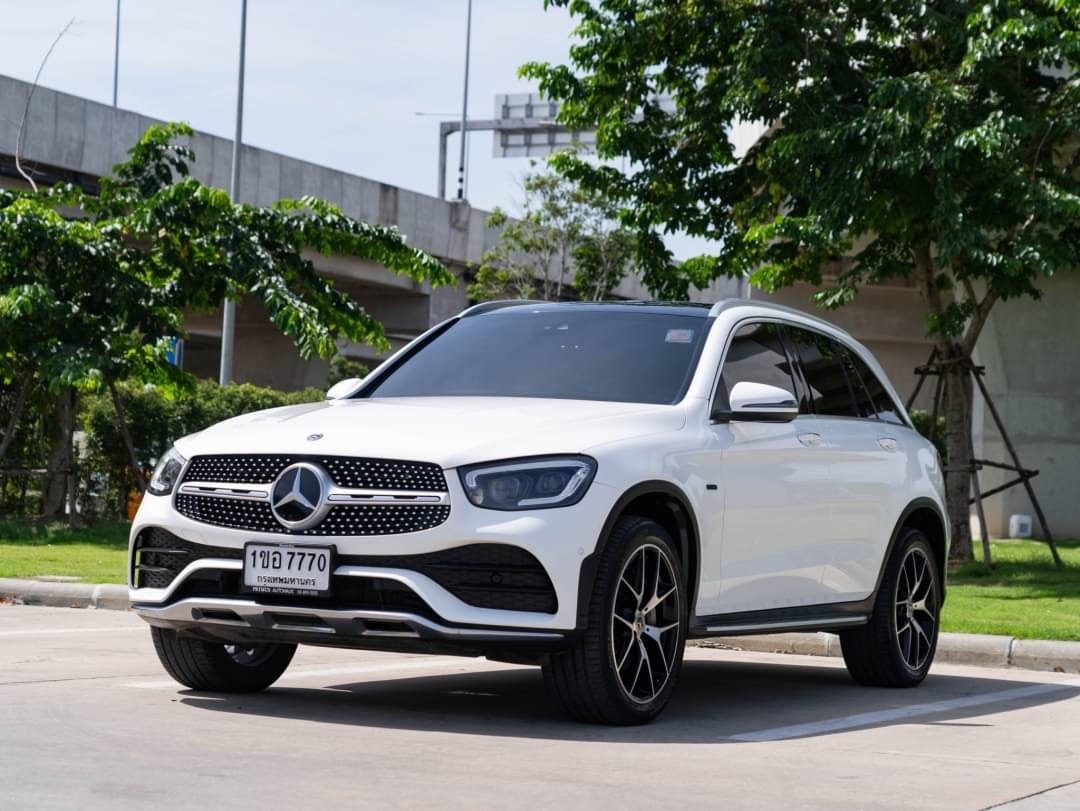 2020 Mercedes-Benz GLC-Class GLC Coupe GLC 300 e 4MATIC Coupe AMG สีขาว (รูปที่ 2)