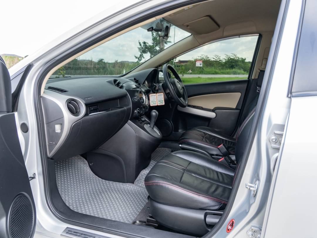 2012 Mazda 2 Elegance (4 ประตู) สีเงิน (รูปที่ 5)